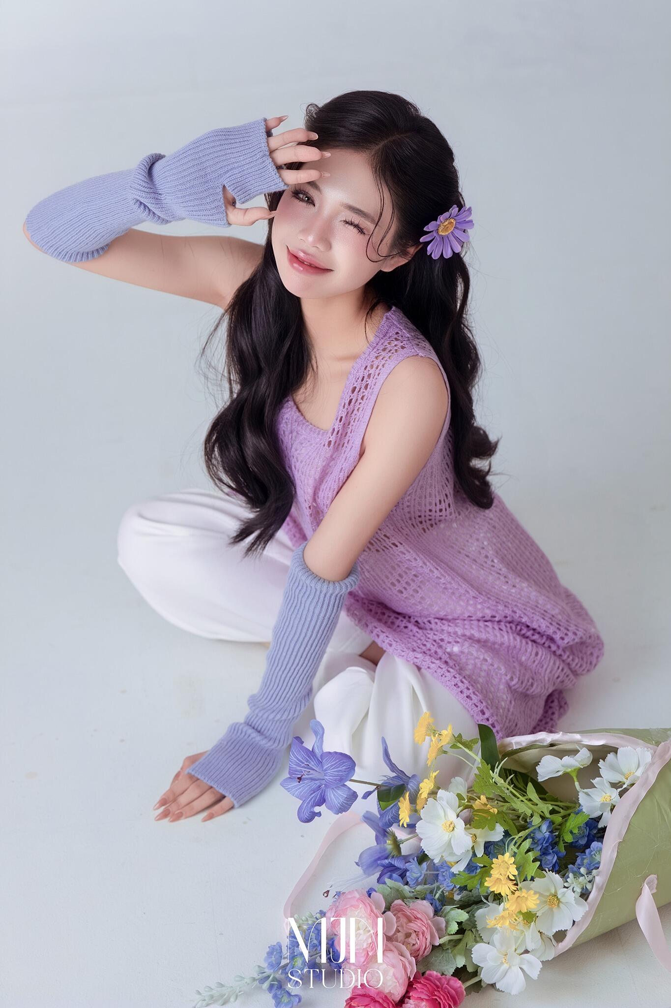 Tạo dáng chụp ảnh với bó hoa giúp bạn thêm dịu dàng quyến rũ