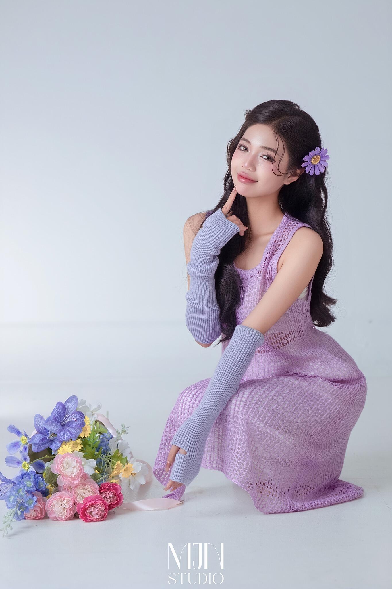 Tạo dáng chụp ảnh với bó hoa giúp bạn thêm dịu dàng quyến rũ