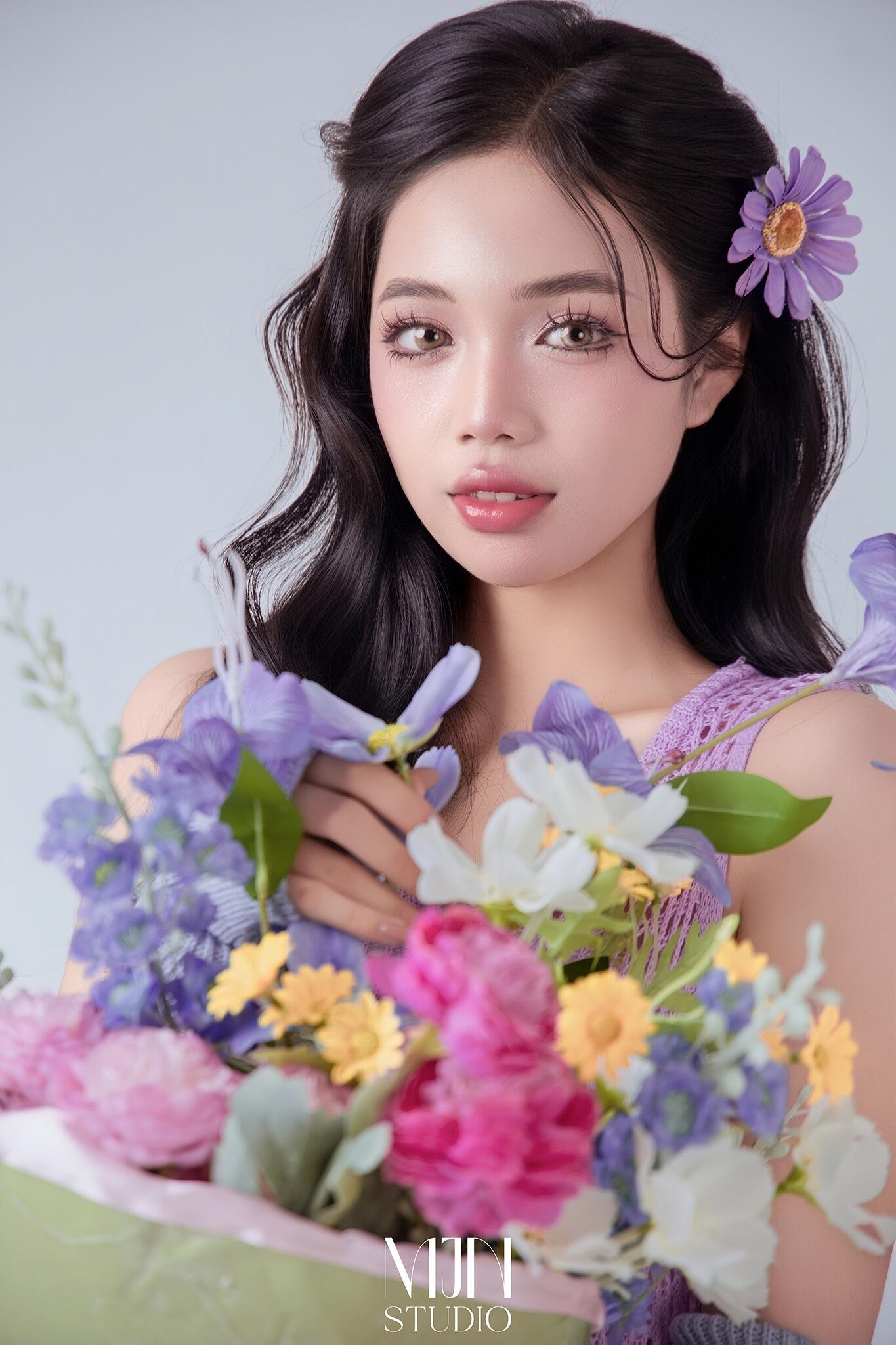 Tạo dáng chụp ảnh với bó hoa giúp bạn thêm dịu dàng quyến rũ