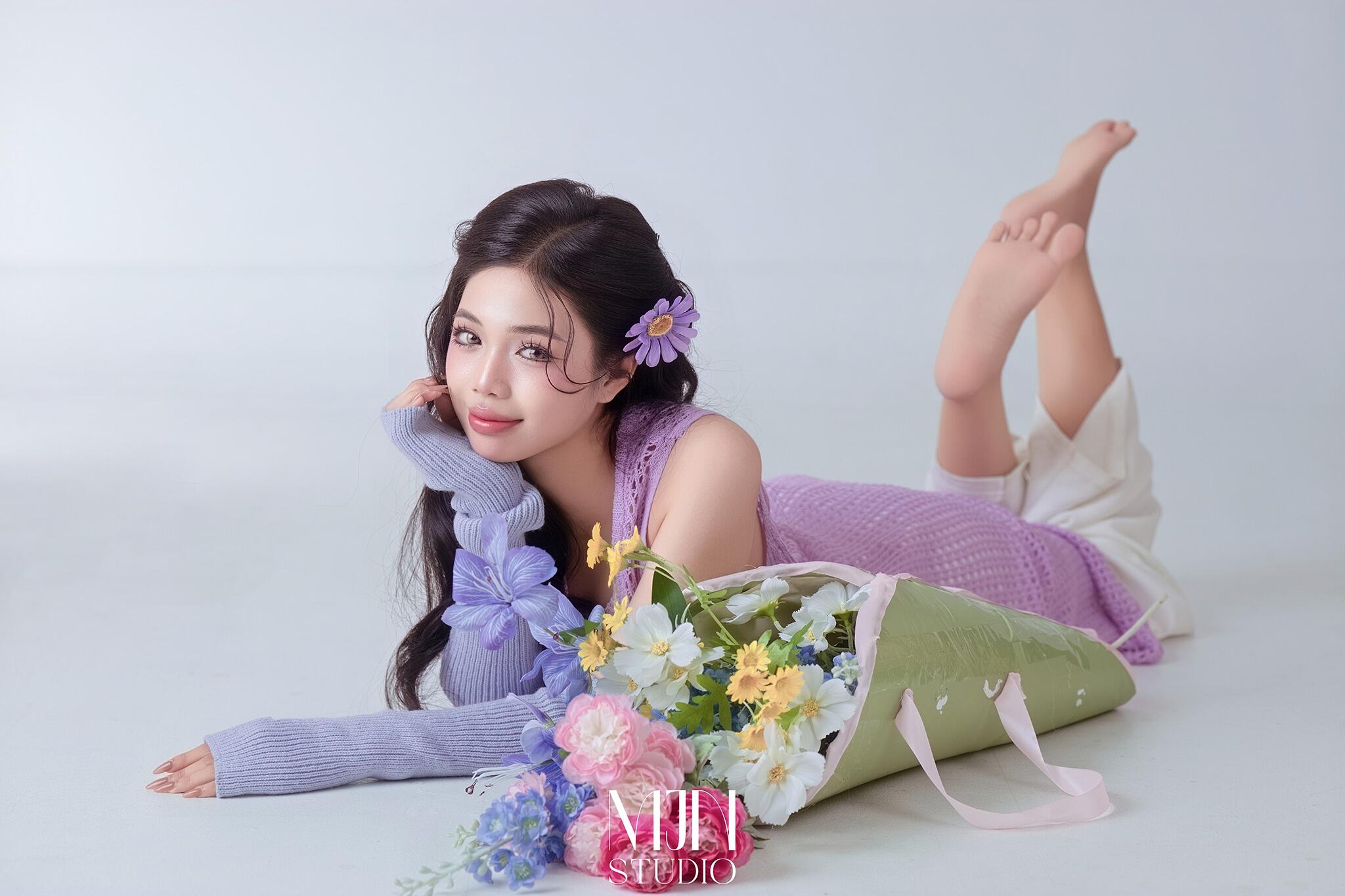 Tạo dáng chụp ảnh với bó hoa giúp bạn thêm dịu dàng quyến rũ