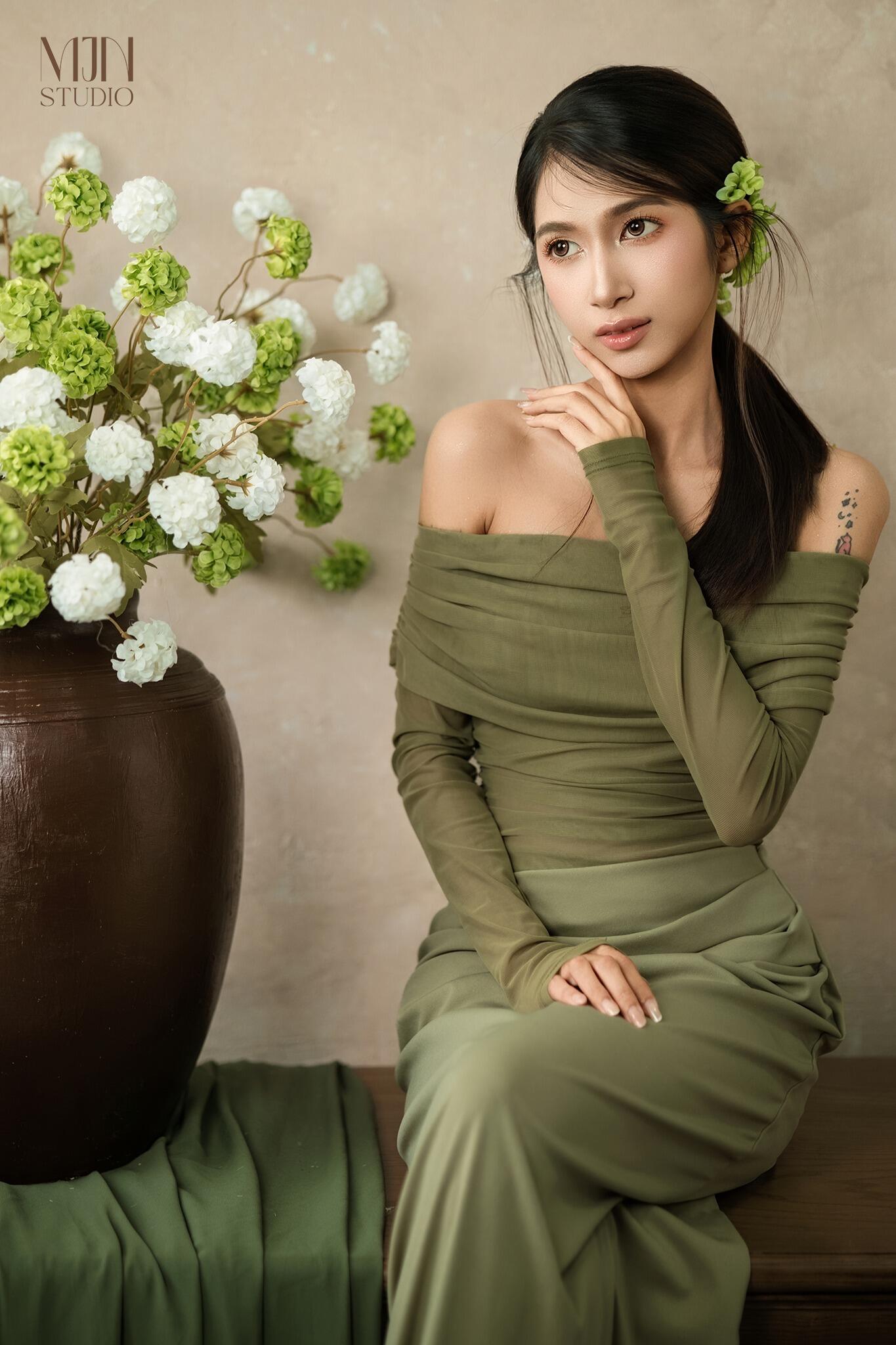 Top 10+ cách tạo dáng chụp ảnh với hoa đẹp và nghệ thuật