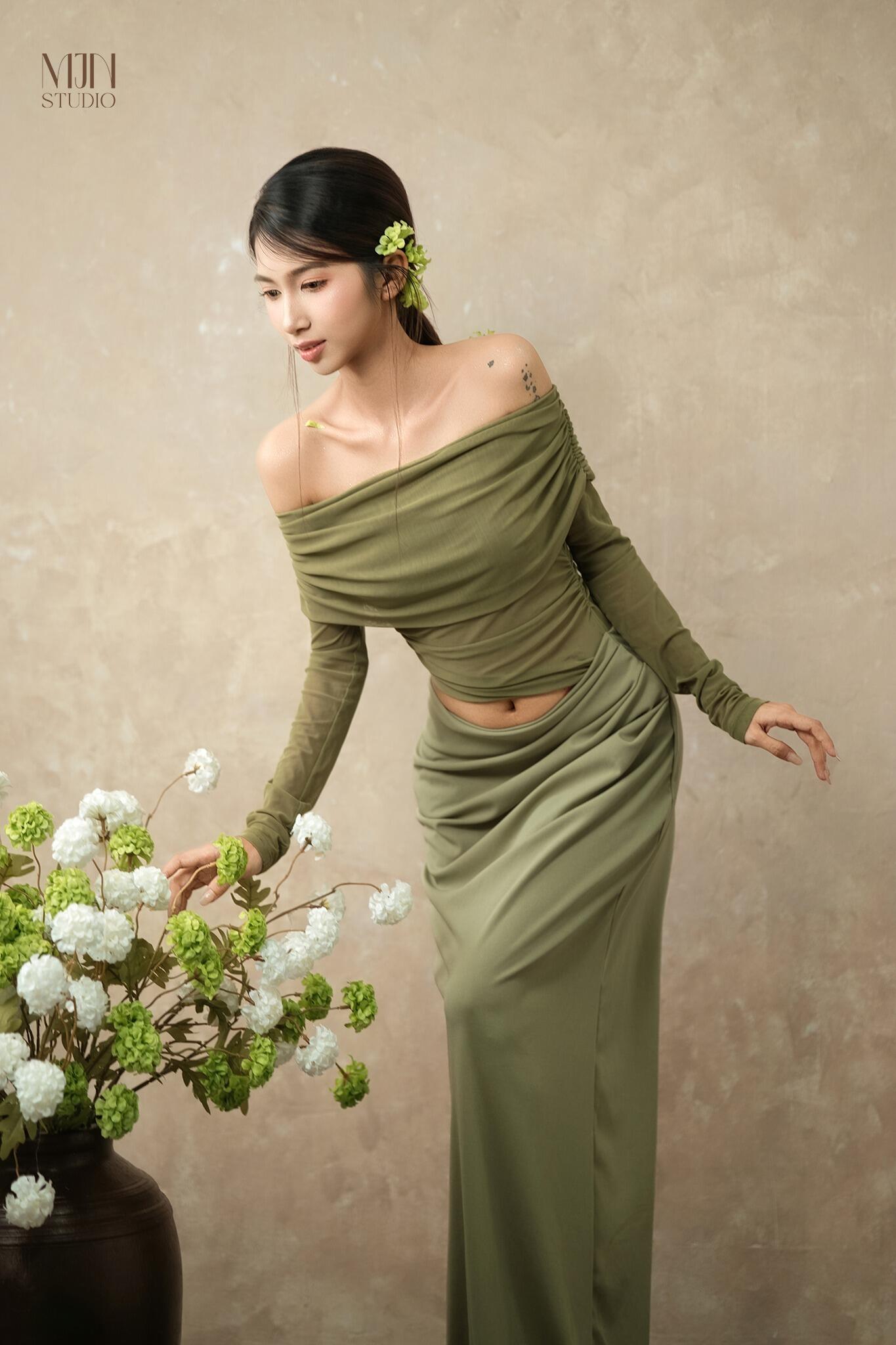 Top 10+ cách tạo dáng chụp ảnh với hoa đẹp và nghệ thuật