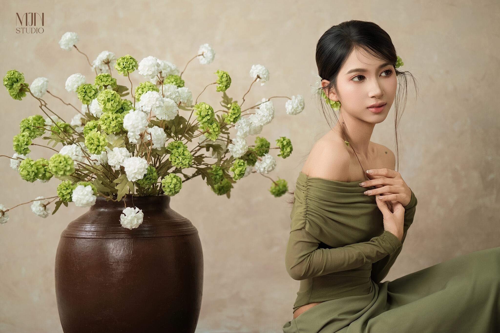 Top 10+ cách tạo dáng chụp ảnh với hoa đẹp và nghệ thuật