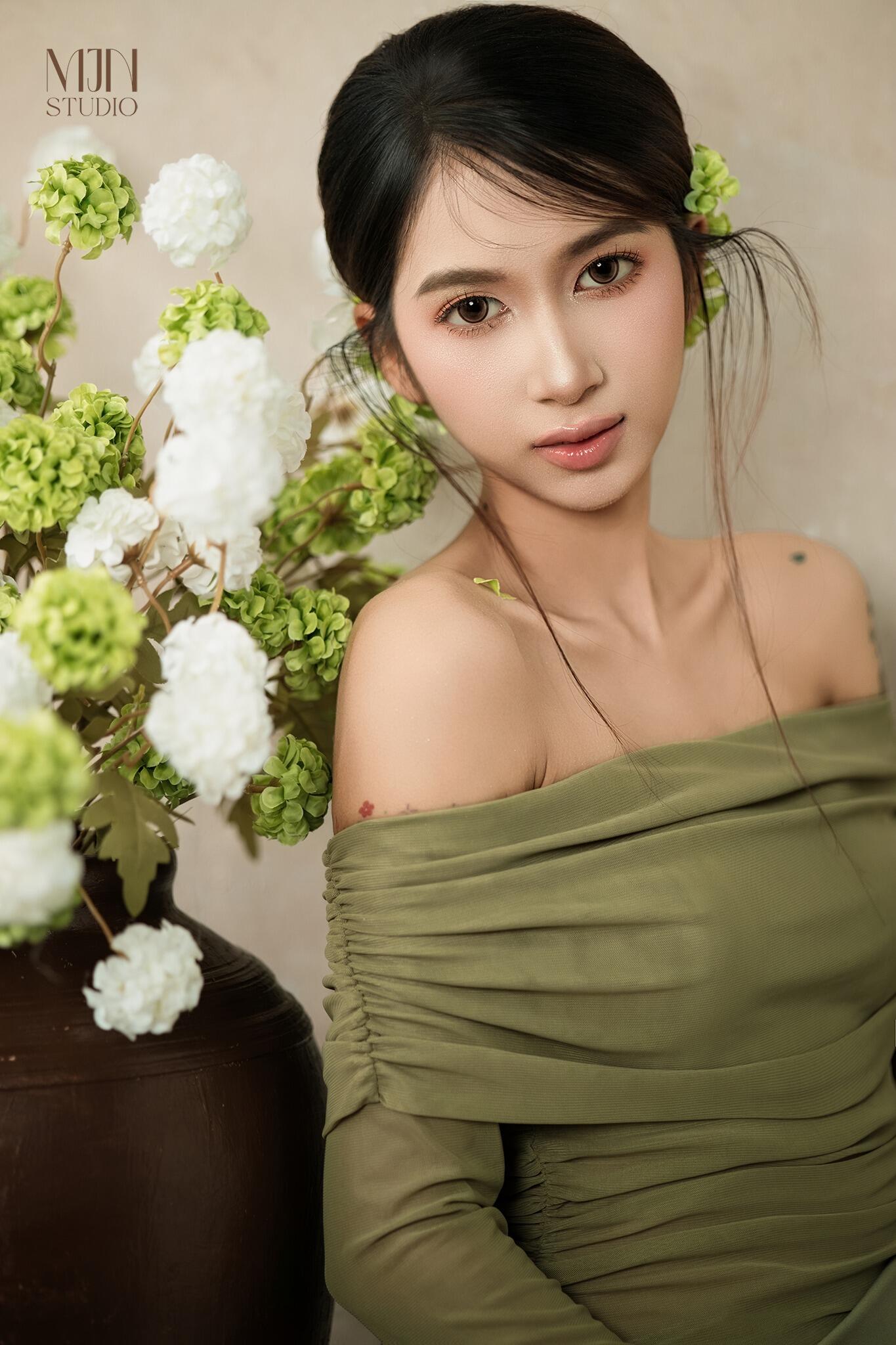 Top 10+ cách tạo dáng chụp ảnh với hoa đẹp và nghệ thuật