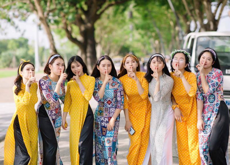 4. Áo dài họa tiết - Nét chấm phá đầy cá tính