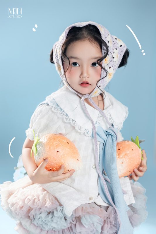 Chụp ảnh cho bé concept cô bé quàng khăn xanh