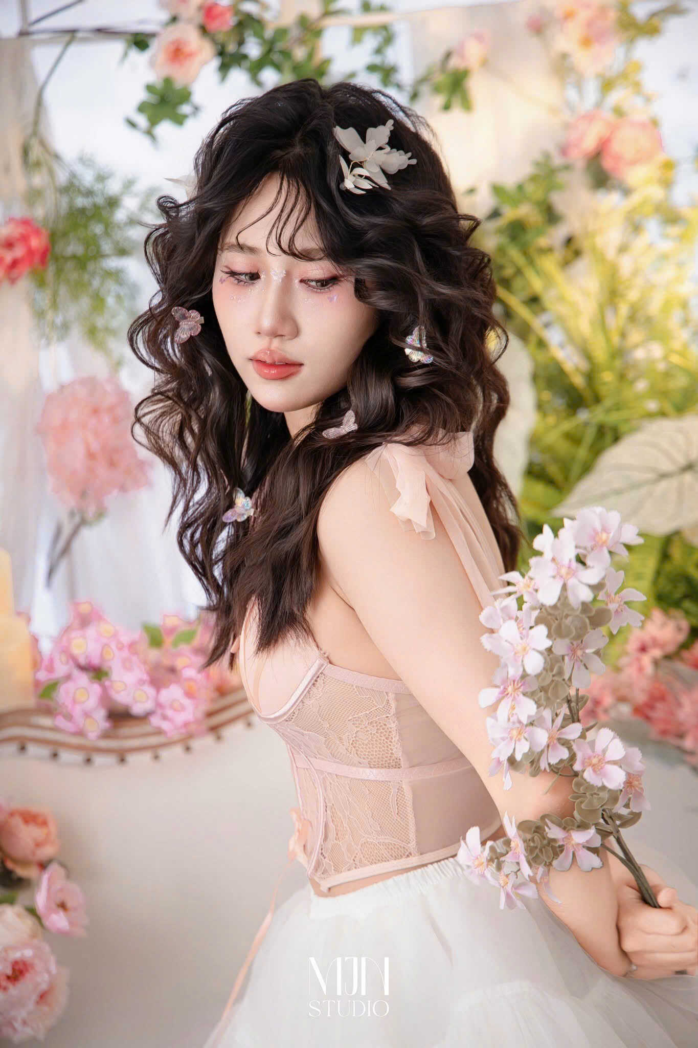 Bí quyết chọn trang phục đẹp cho buổi chụp ảnh beauty hoa