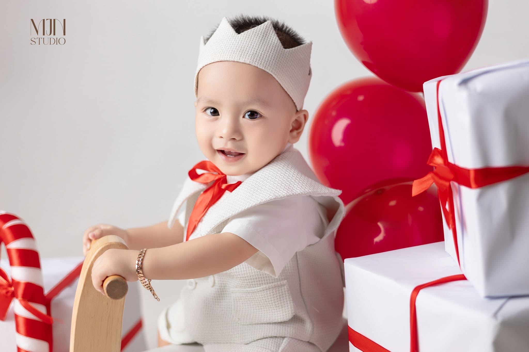 Trọn bộ kinh nghiệm và concept chụp ảnh thôi nôi cho bé trai, bé gái đẹp nhất 3 MJN có ảnh giáng sinh rực rỡ cho bé