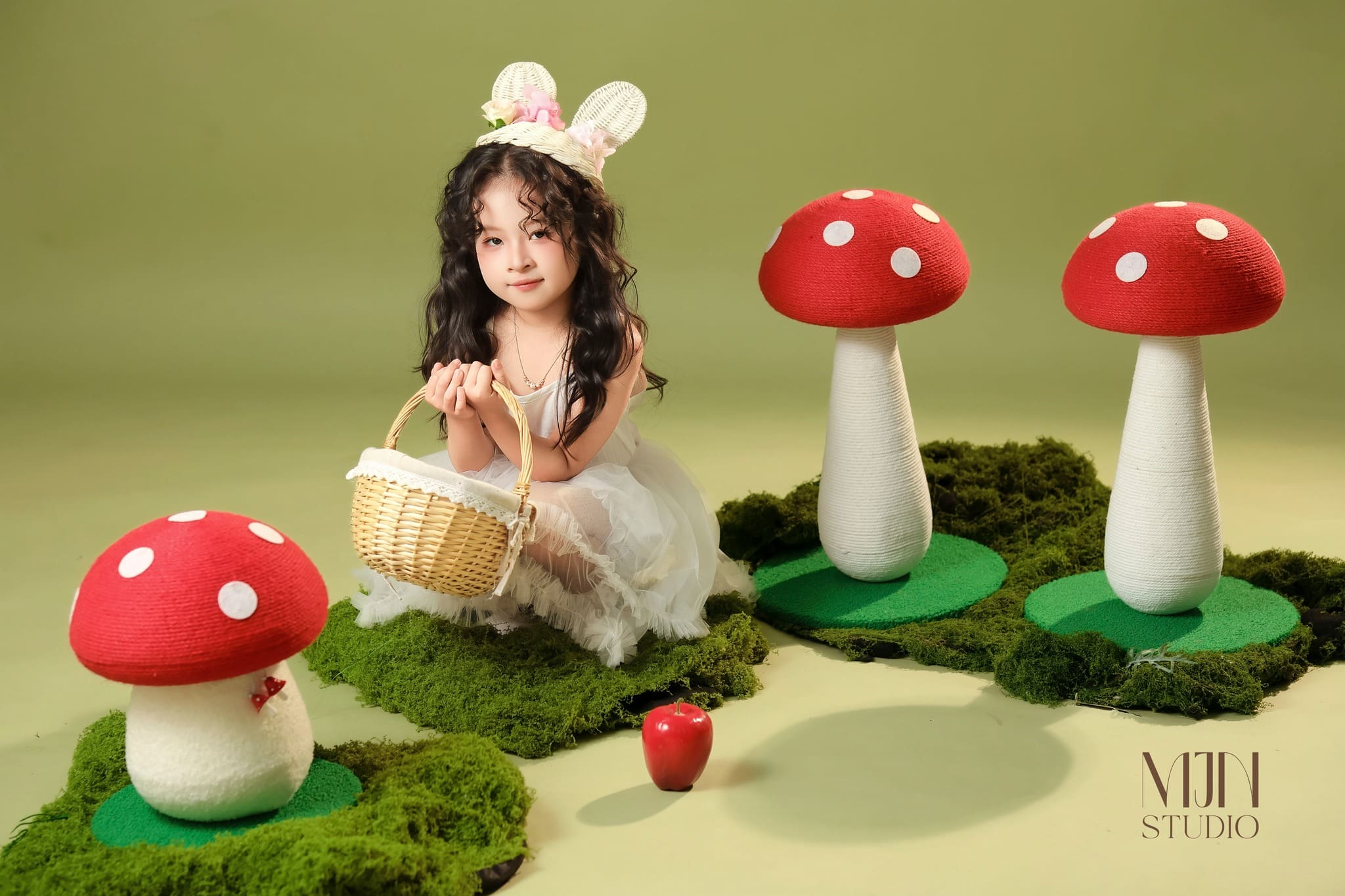 Trọn bộ kinh nghiệm và concept chụp ảnh thôi nôi cho bé trai, bé gái đẹp nhất 2 Chụp ảnh thôi nôi cho bé giúp lưu giữ khoảnh khắc thiêng liêng kỷ niệm 1 tuổi
