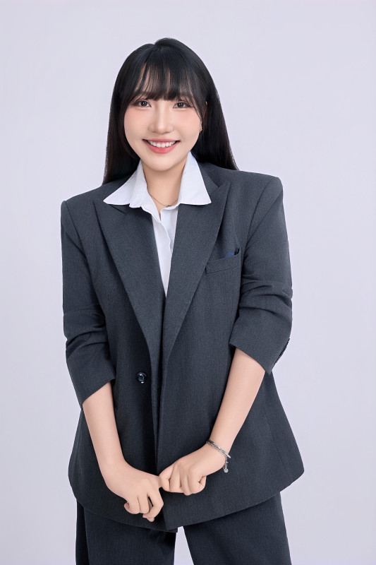 Chụp ảnh CV, hồ sơ xin việc ở Cần Thơ: mặc gì, chụp ở đâu? 7 Nữ nhân viên tóc mái cười tươi, vest xám – chụp hình CV Cần Thơ