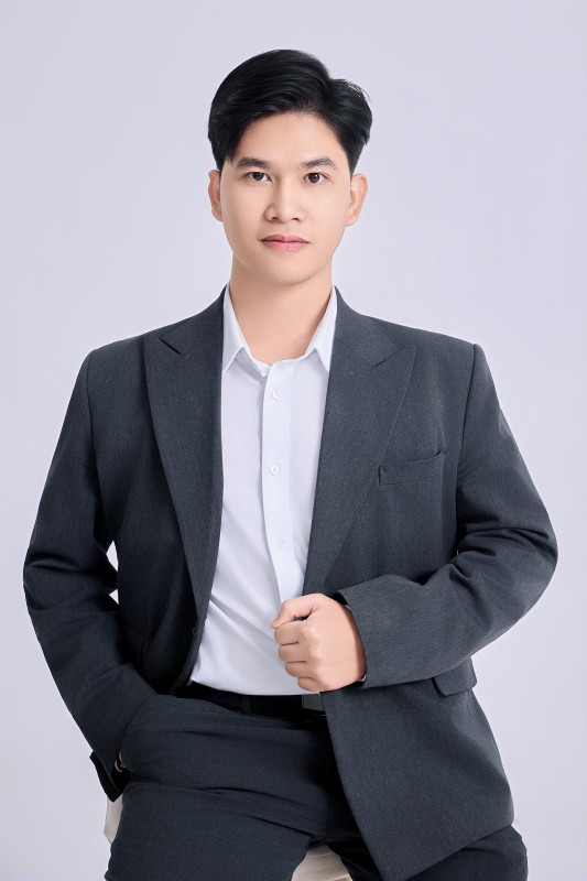 Chụp ảnh CV, hồ sơ xin việc ở Cần Thơ: mặc gì, chụp ở đâu? 8 Nam nhân viên vest xám tay cài nút áo – ảnh hồ sơ xin việc tại MJN Studio Cần Thơ