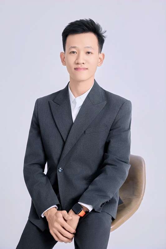 Chụp ảnh CV, hồ sơ xin việc ở Cần Thơ: mặc gì, chụp ở đâu? 9 Nam nhân viên ngồi ghế, vest xám, ánh nhìn thân thiện – chụp ảnh CV Cần Thơ