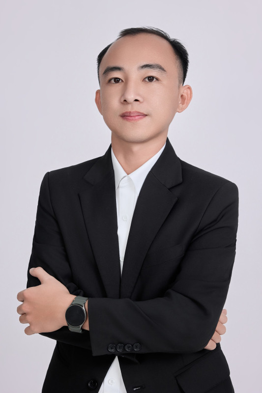 Chụp ảnh CV, hồ sơ xin việc ở Cần Thơ: mặc gì, chụp ở đâu? 10 Nam nhân viên vest đen khoanh tay, sơ mi trắng – ảnh CV chuyên nghiệp Cần Thơ