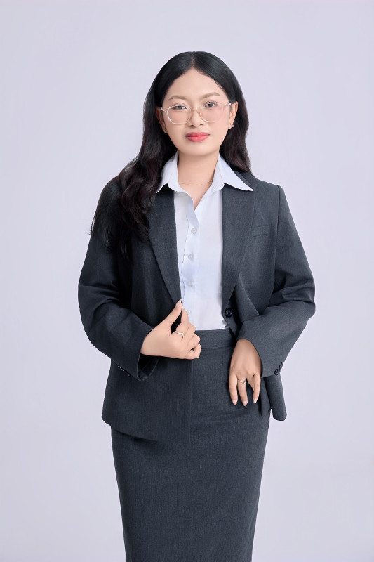 Chụp ảnh CV, hồ sơ xin việc ở Cần Thơ: mặc gì, chụp ở đâu? 11 Nữ nhân viên đeo kính, vest xám chân váy – chụp ảnh hồ sơ xin việc Cần Thơ