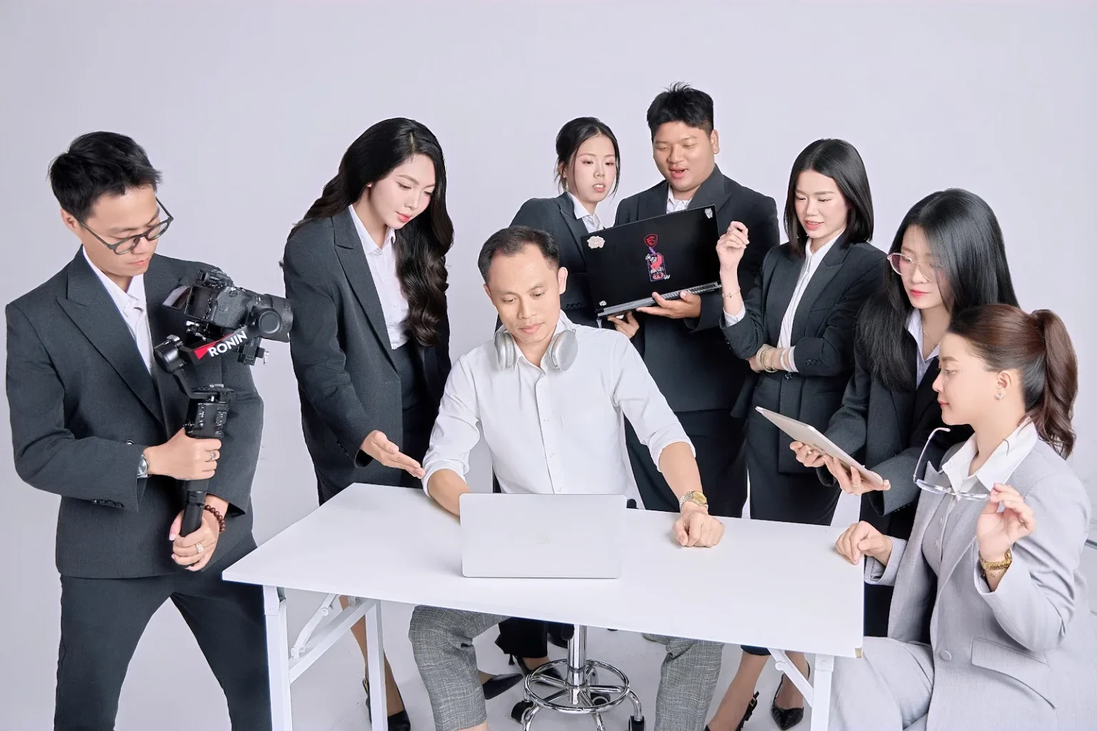 Chụp ảnh doanh nghiệp Cần Thơ – concept đội ngũ marketing tại MJN Studio