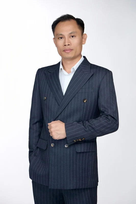 Ảnh chân dung giám đốc mặc vest – chụp ảnh lãnh đạo doanh nghiệp Cần Thơ