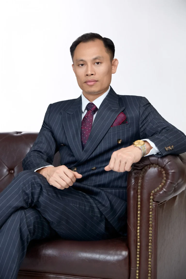 Ảnh lãnh đạo doanh nghiệp ngồi ghế da – concept doanh nhân