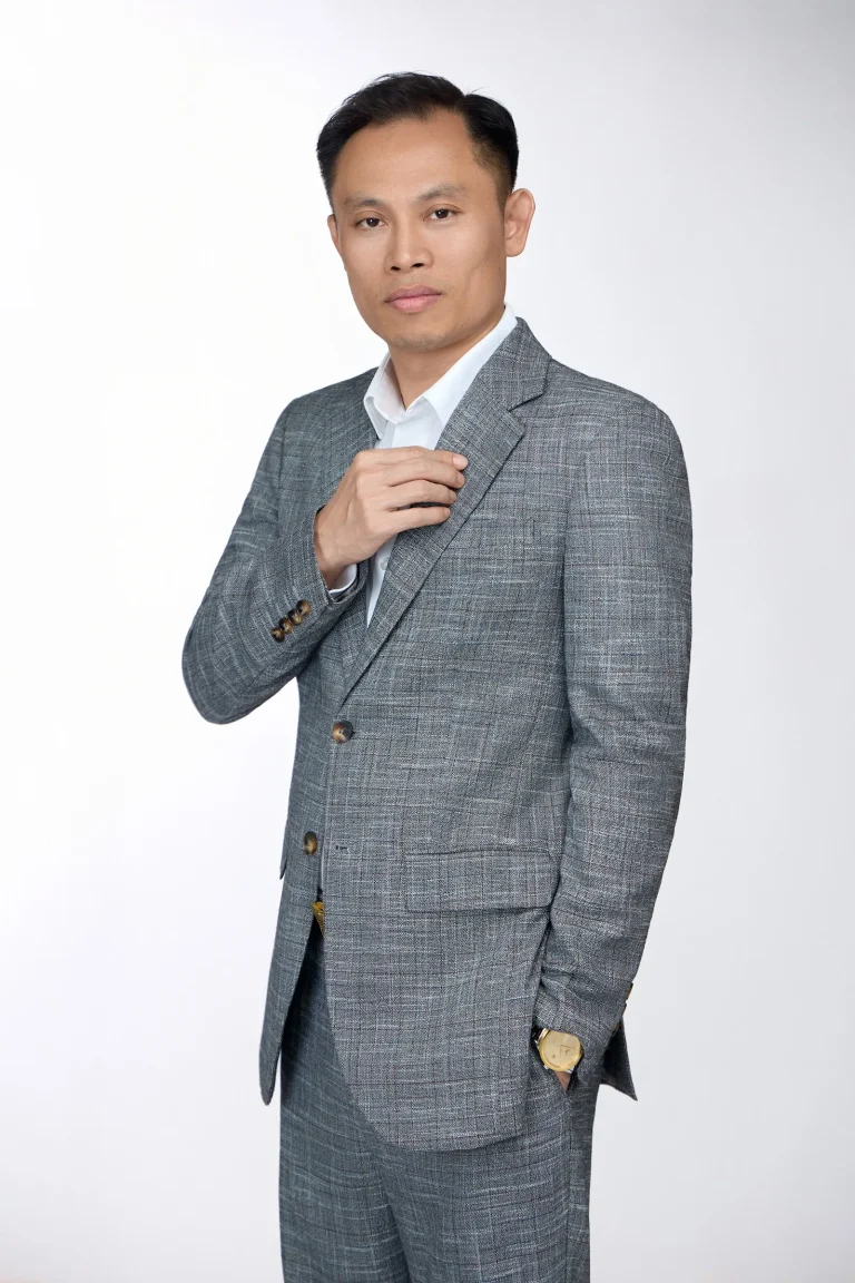 Ảnh profile doanh nhân vest xám nền studio
