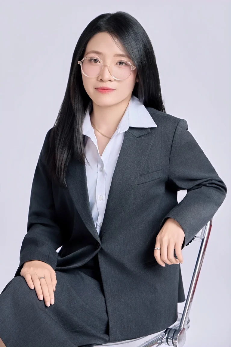 Ảnh chân dung nhân viên nữ ngồi ghế – profile cá nhân
