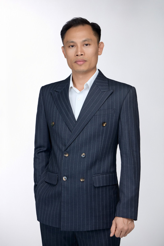 Chụp Ảnh Doanh Nhân Cần Thơ 2 Chân dung doanh nhân vest sọc xanh than – chụp ảnh doanh nhân Cần Thơ