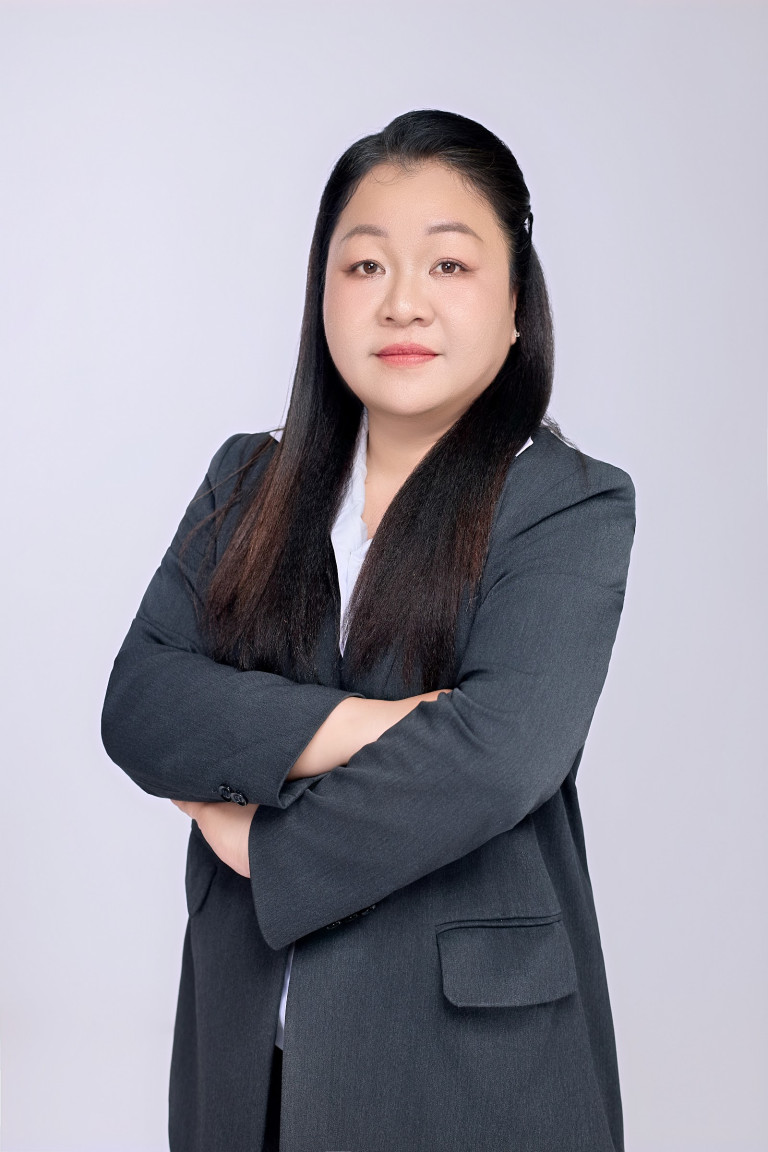Chụp Ảnh Doanh Nhân Cần Thơ 13 Nữ doanh nhân khoanh tay vest đen – chụp ảnh chân dung lãnh đạo Cần Thơ