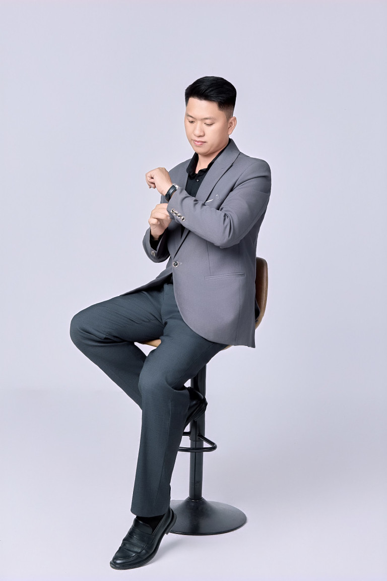 Chụp Ảnh Doanh Nhân Cần Thơ 12 Doanh nhân ngồi ghế cao vest xám – concept ảnh doanh nhân Cần Thơ