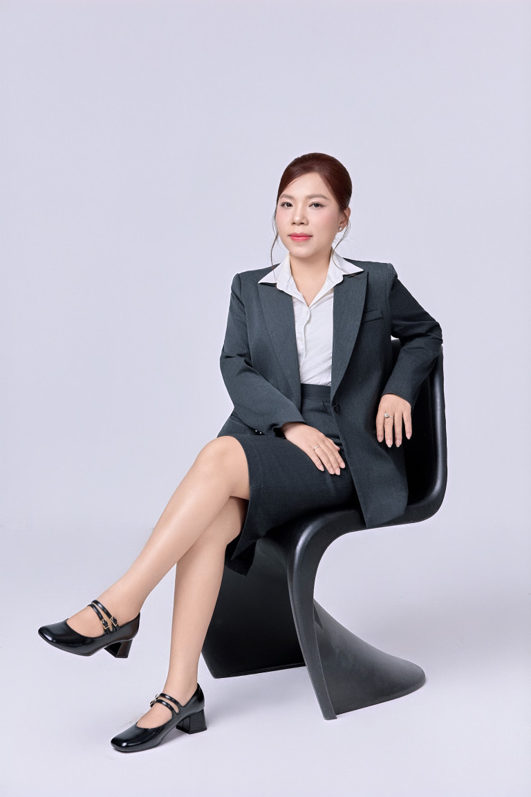 Chụp Ảnh Doanh Nhân Cần Thơ 10 Nữ quản lý ngồi ghế thiết kế – ảnh chân dung doanh nhân nữ Cần Thơ