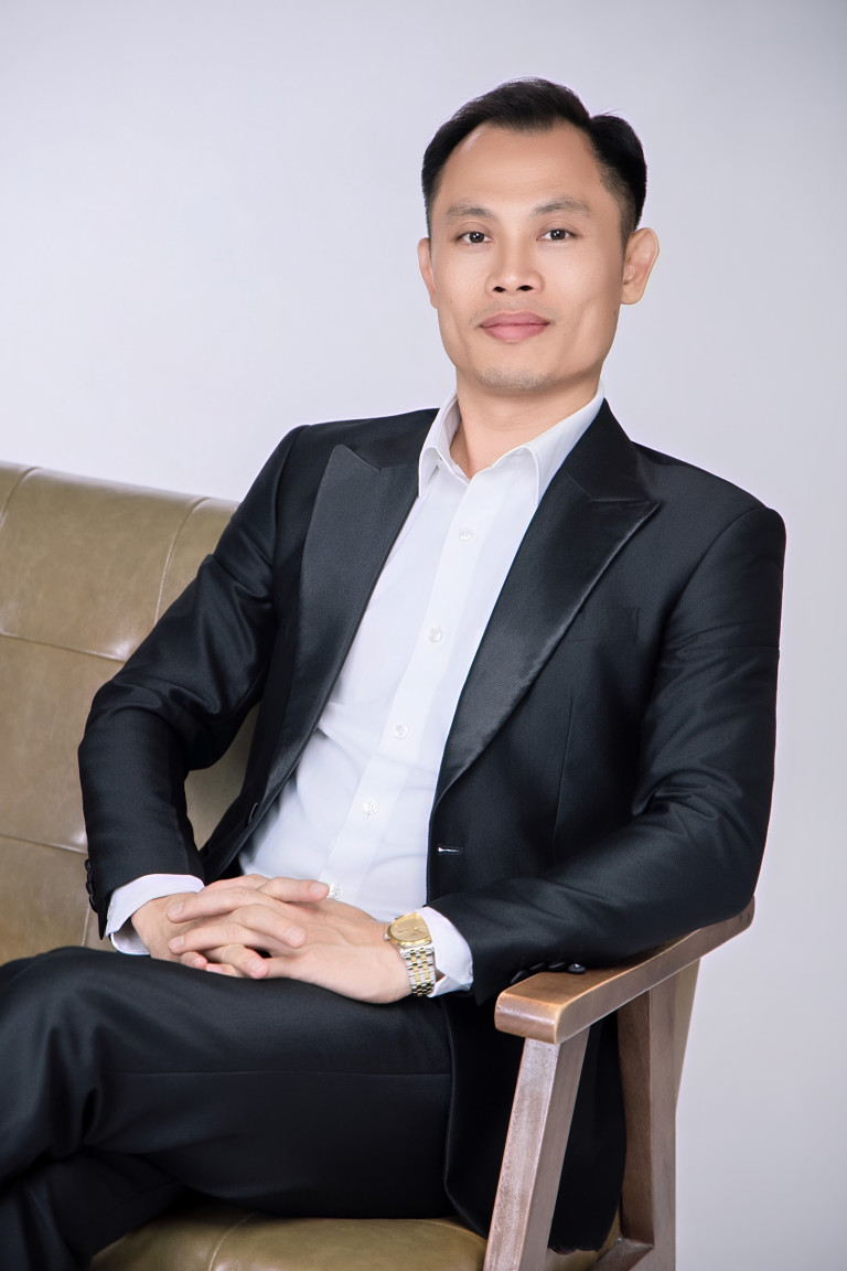 Chụp Ảnh Doanh Nhân Cần Thơ 4 Giám đốc ngồi ghế da xanh rêu – chụp ảnh doanh nhân Cần Thơ