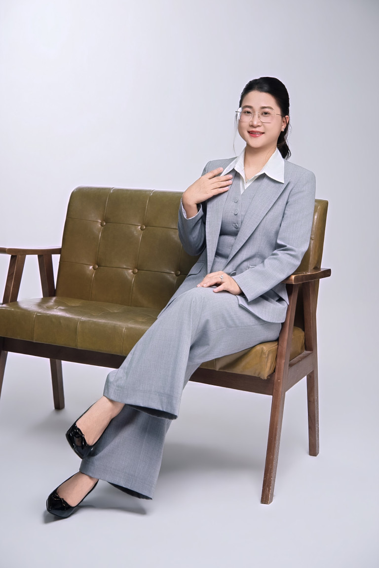 Chụp Ảnh Doanh Nhân Cần Thơ 5 Nữ phó giám đốc ngồi ghế da – chụp ảnh nữ doanh nhân Cần Thơ