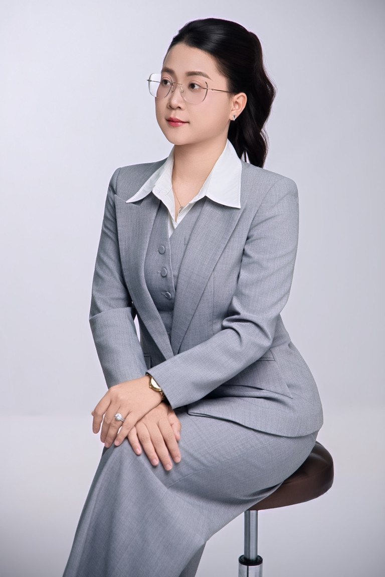 Chụp Ảnh Doanh Nhân Cần Thơ 11 Nữ doanh nhân vest xám ngồi ghế cao – ảnh chân dung lãnh đạo Cần Thơ