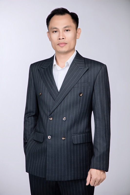 Chụp ảnh chân dung ở Cần Thơ: từ ảnh cá nhân đến chân dung nghệ thuật 4 Giám đốc vest sọc xanh than hai hàng khuy, tay đút túi – chụp ảnh doanh nhân Cần Thơ