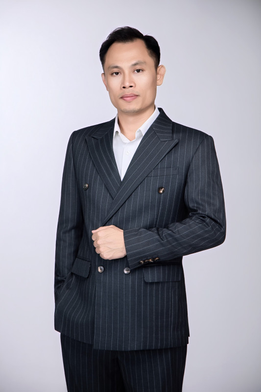Chụp ảnh chân dung ở Cần Thơ: từ ảnh cá nhân đến chân dung nghệ thuật 5 Giám đốc vest sọc, tay nắm hờ trước ngực – ảnh chân dung lãnh đạo tại MJN Studio