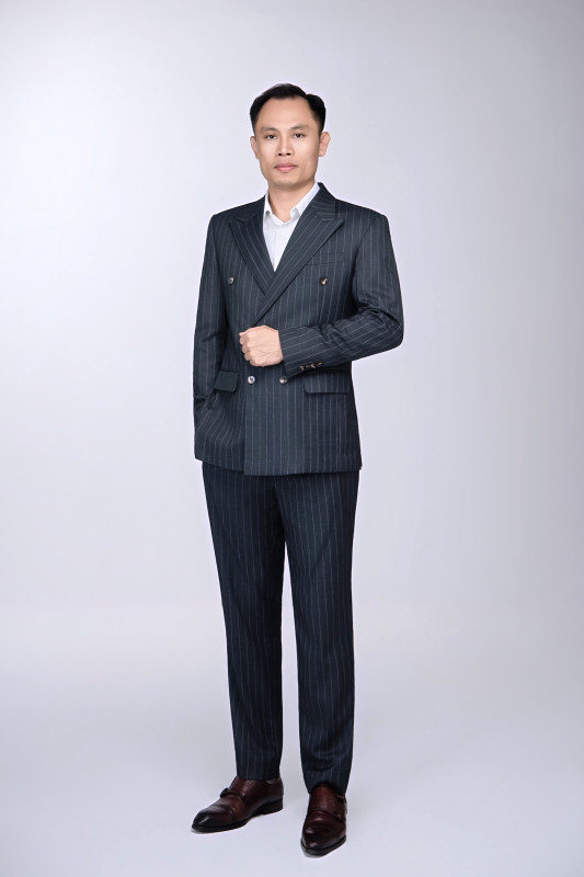 Chụp ảnh chân dung ở Cần Thơ: từ ảnh cá nhân đến chân dung nghệ thuật 9 Ảnh toàn thân giám đốc vest sọc hai hàng khuy – chụp ảnh chân dung giám đốc Cần Thơ