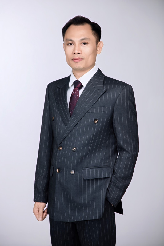 Chụp ảnh chân dung ở Cần Thơ: từ ảnh cá nhân đến chân dung nghệ thuật 6 Giám đốc vest sọc cà vạt đỏ rượu, tay đút túi – chụp ảnh doanh nhân tại MJN Studio