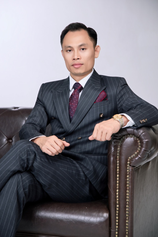 Chụp ảnh chân dung ở Cần Thơ: từ ảnh cá nhân đến chân dung nghệ thuật 7 Giám đốc vest sọc ngồi ghế sofa da nâu cổ điển – concept ảnh doanh nhân Cần Thơ