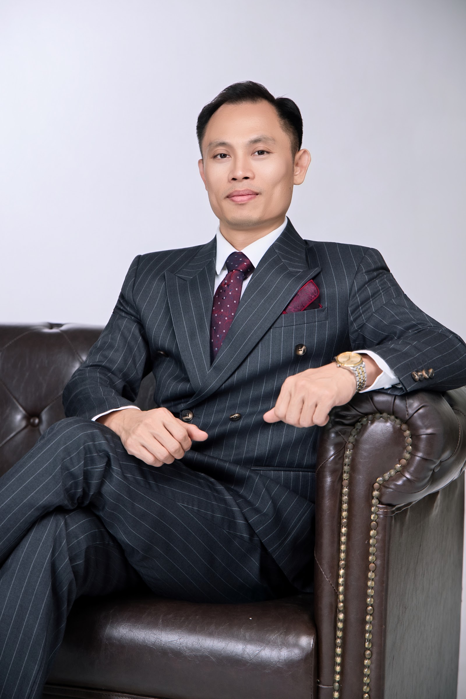 Chụp ảnh chân dung ở Cần Thơ: từ ảnh cá nhân đến chân dung nghệ thuật 1 Giám đốc ngồi ghế da nâu, ánh nhìn thẳng ống kính – chụp ảnh chân dung lãnh đạo tại MJN Studio