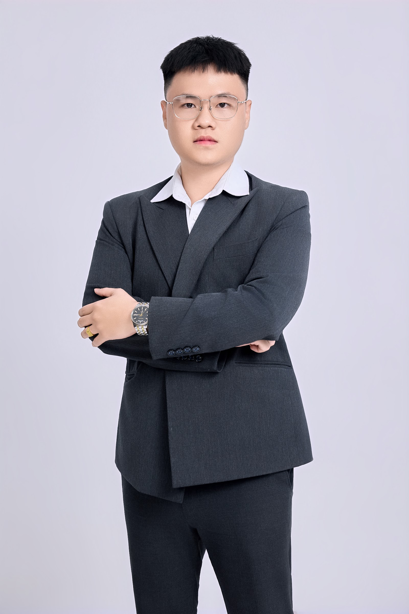 Nam nhân sự đeo kính khoanh tay, vest xám – chụp ảnh nhân sự Long Xuyên
