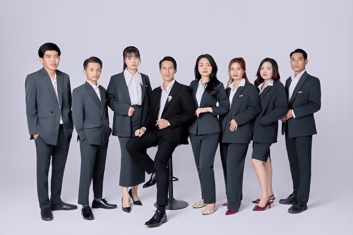 Ảnh tập thể chi nhánh, vest đồng bộ – chụp ảnh công ty Long Xuyên