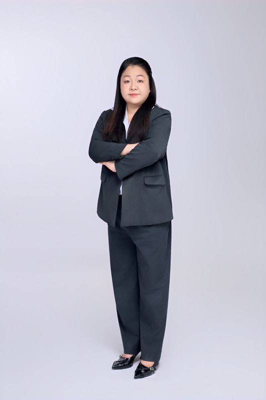 Nữ nhân sự đứng khoanh tay toàn thân – ảnh đồng phục vest Long Xuyên