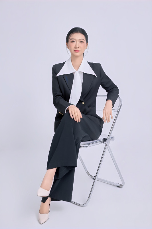 Nữ nhân sự ngồi ghế xếp, vest đen – chụp ảnh nhân sự công ty Long Xuyên