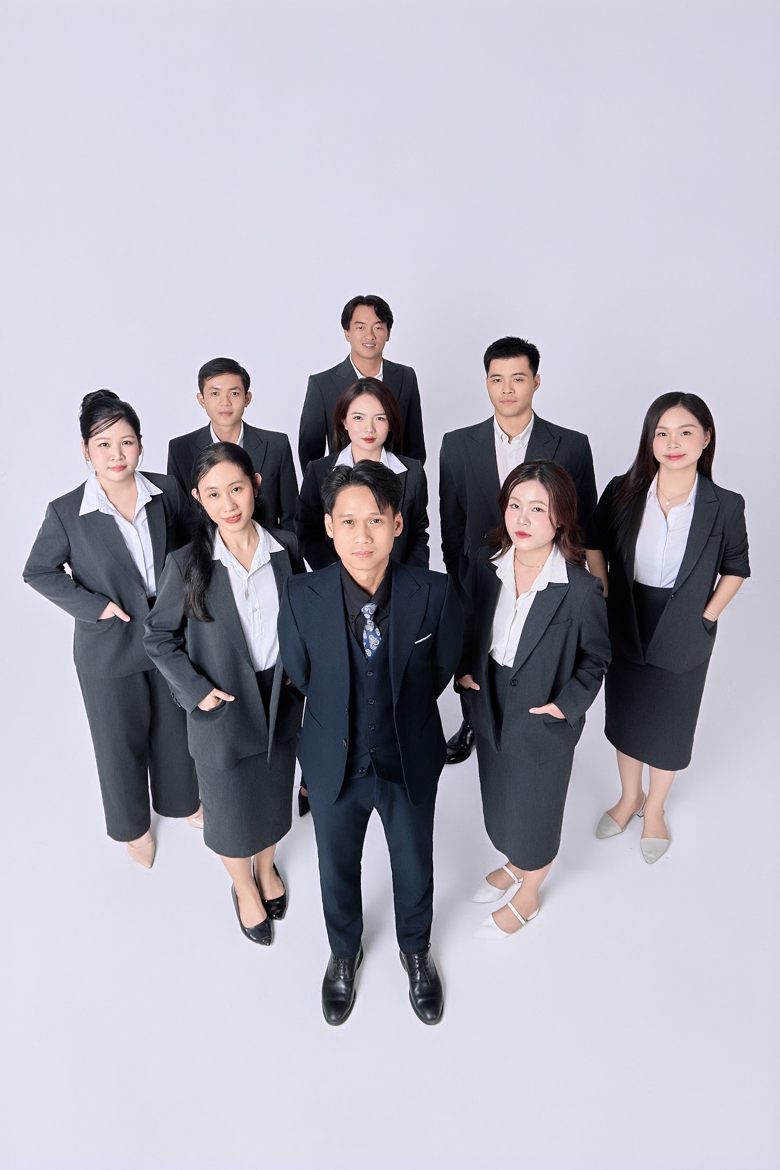 Chụp ảnh nhóm, phòng ban và đội ngũ công ty tại Cần Thơ 1 Ảnh nhóm nhân sự chụp góc cao quanh trưởng nhóm – chụp ảnh phòng ban Cần Thơ