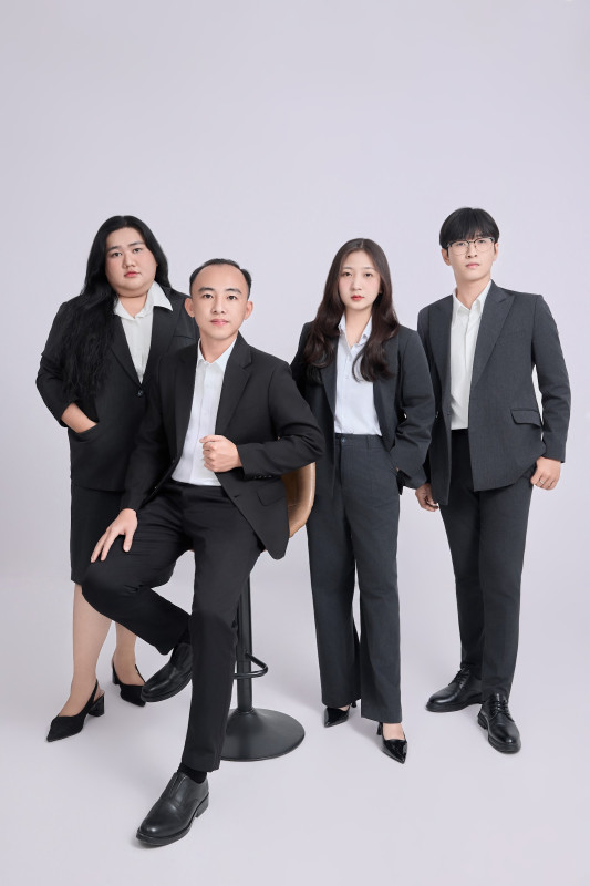 Chụp ảnh nhóm, phòng ban và đội ngũ công ty tại Cần Thơ 6 Nhóm bốn nhân sự, một người ngồi giữa – chụp ảnh nhóm phòng ban Cần Thơ