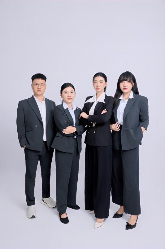 Chụp ảnh nhóm, phòng ban và đội ngũ công ty tại Cần Thơ 7 Nhóm năm nhân sự đứng khoanh tay – ảnh đội ngũ doanh nghiệp Cần Thơ