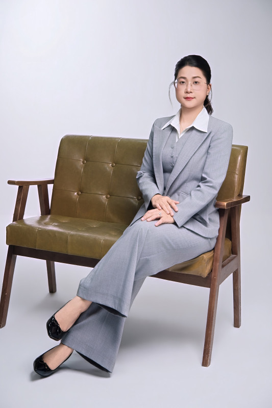 Chụp ảnh chân dung ở Cần Thơ: từ ảnh cá nhân đến chân dung nghệ thuật 3 Nữ lãnh đạo đeo kính, vest xám ngồi ghế da – ảnh chân dung nữ doanh nhân tại MJN Studio