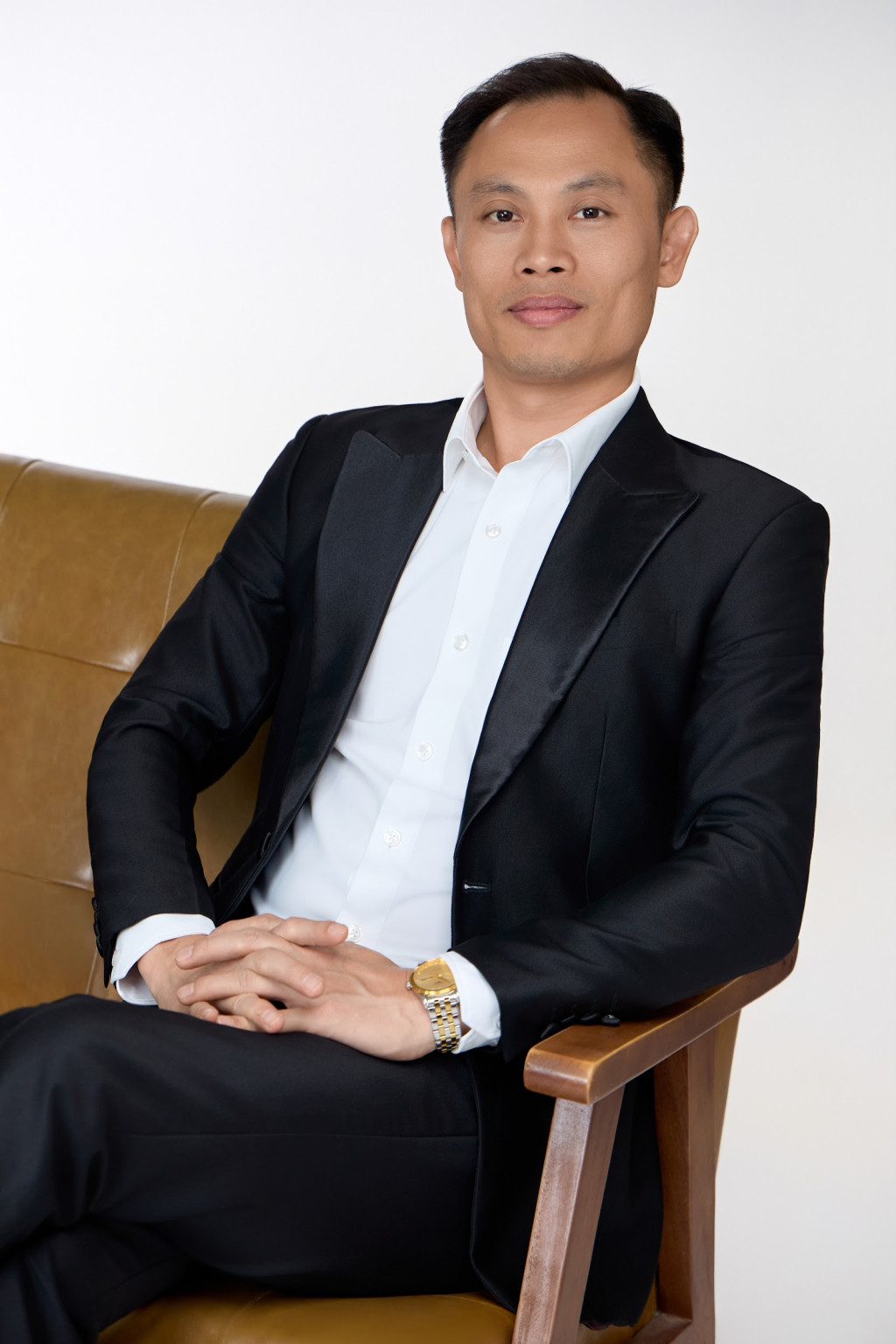 Chụp Ảnh Profile Cá Nhân Cần Thơ 1 Chụp ảnh profile cá nhân Cần Thơ – chân dung doanh nhân ngồi ghế da, vest đen