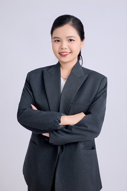 Chụp ảnh CV, hồ sơ xin việc ở Long Xuyên: mặc gì, chuẩn bị gì? 4 Nữ khoanh tay, vest xám, nền trơn – kiểu ảnh CV công sở