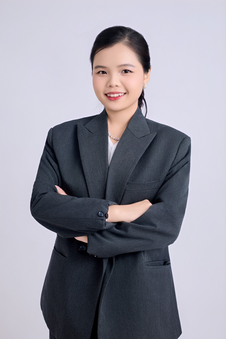 Chụp Ảnh Profile Cá Nhân Cần Thơ 3 Chụp ảnh profile Cần Thơ – nữ khoanh tay, vest xám, nền trơn