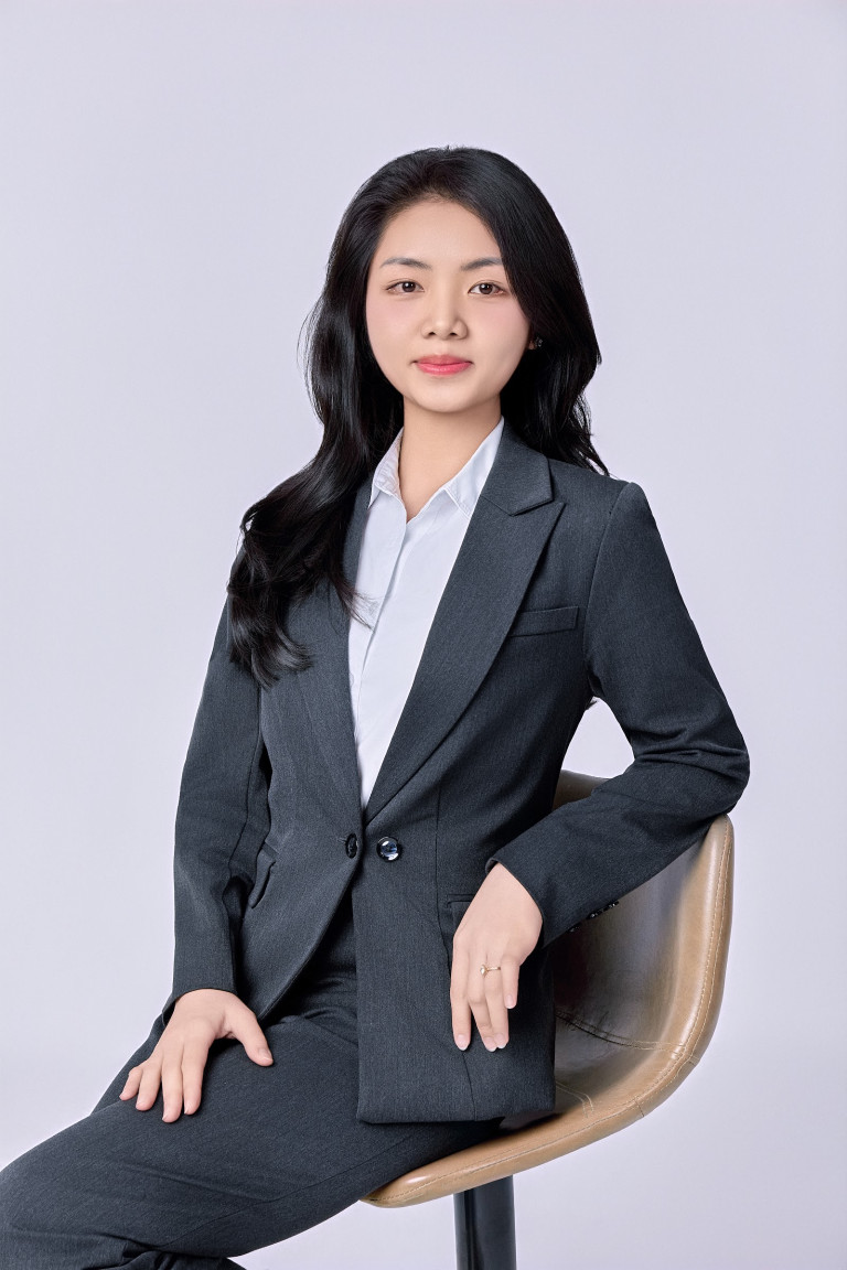 Chụp Ảnh Profile Cá Nhân Cần Thơ 8 Chụp ảnh profile Cần Thơ – nữ tóc dài ngồi ghế, vest xám