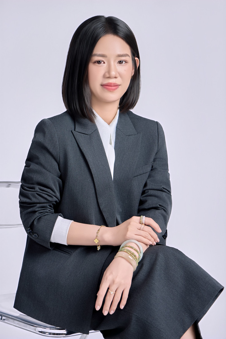 Chụp Ảnh Profile Cá Nhân Cần Thơ 9 Ảnh profile nữ tóc ngắn ngồi tạo dáng, blazer xám – MJN Studio Cần Thơ