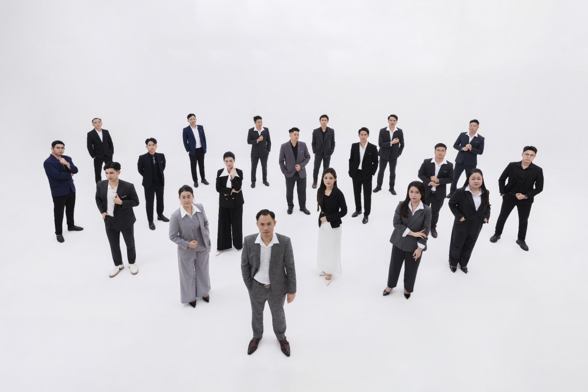 Chụp ảnh nhóm, phòng ban và đội ngũ công ty tại Cần Thơ 9 Nhân sự công ty đứng tản ra quanh giám đốc, chụp từ trên cao – ảnh tập thể doanh nghiệp MJN Studio